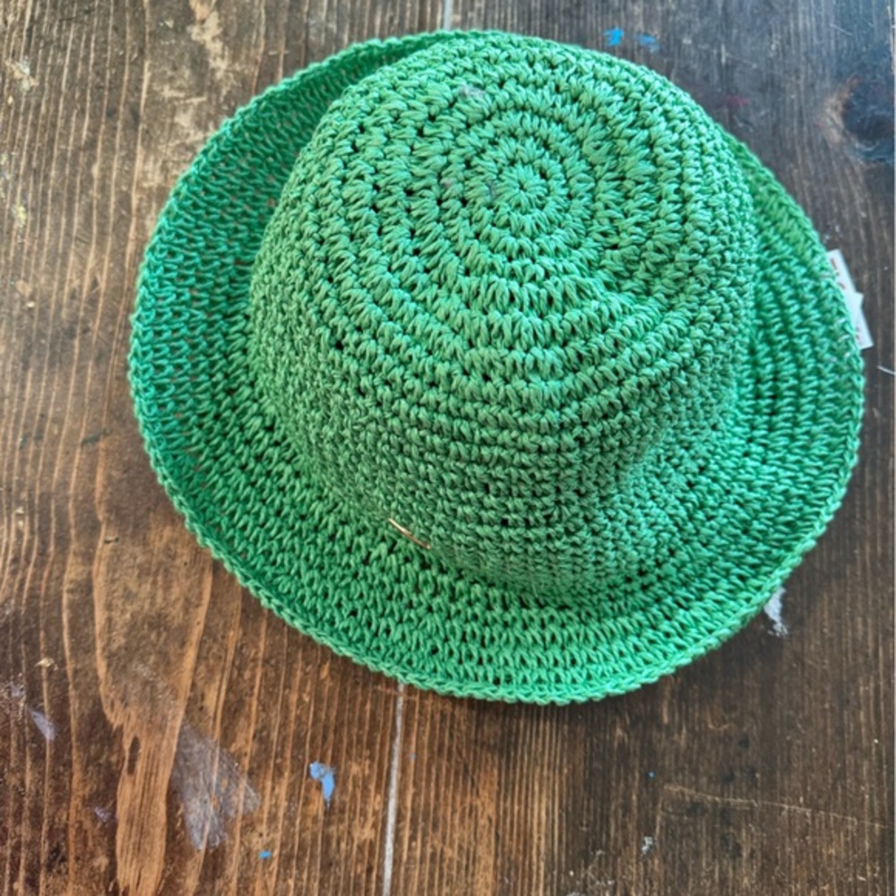 TRINA TURK green women’s hat! Perfect for summer/ lightweight and packable!💚!